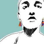 Par asimetričnih naušnica od polimerne gline u ljubičastoj i narančastoj boji na bijeloj pozadini.