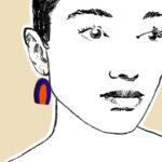 Ručno rađene naušnice Šapa od polimerne gline u ljubičastoj boji s narančastim središnjim detaljem.