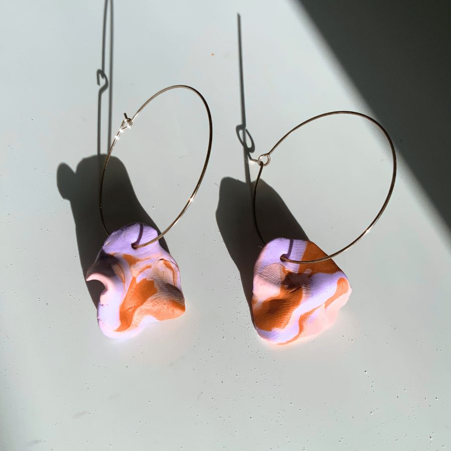 nausnice-latica-zlatne-kreole-polimerna-glina.jpg Ručno rađene naušnice Latica na zlatnim kreolama s privjescima od mramorne polimerne gline.