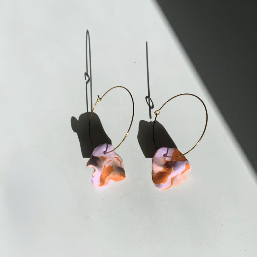 nausnice-latica-zlatne-kreole-polimerna-glina.jpg Ručno rađene naušnice Latica na zlatnim kreolama s privjescima od mramorne polimerne gline.