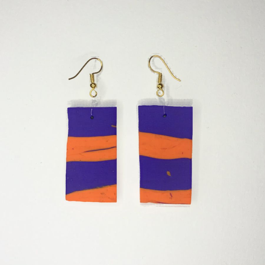 nausnice-bacon-polimerna-glina-histeria.jpg Ručno rađene pravokutne naušnice Bacon od polimerne gline s ljubičastim i narančastim prugama.