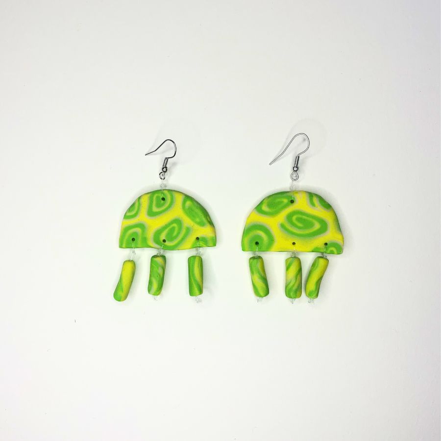nausnice-africa-zeleno-zute-polimerna-glina.jpg Ručno rađene naušnice Africa od polimerne gline sa zelenim i žutim spiralnim motivima.