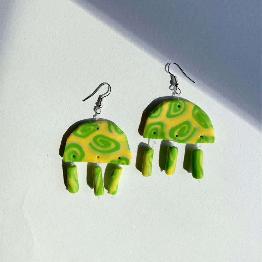 nausnice-africa-zeleno-zute-polimerna-glina.jpg Ručno rađene naušnice Africa od polimerne gline sa zelenim i žutim spiralnim motivima.