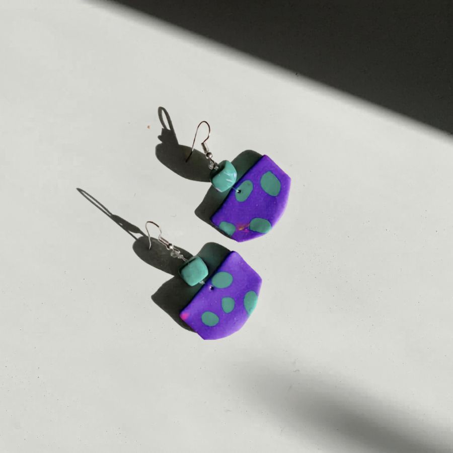 ljubicaste-nausnice-violet-dream-histeria.jpg Ručno rađene naušnice Violet Dream od polimerne gline u tamnoljubičastoj boji.