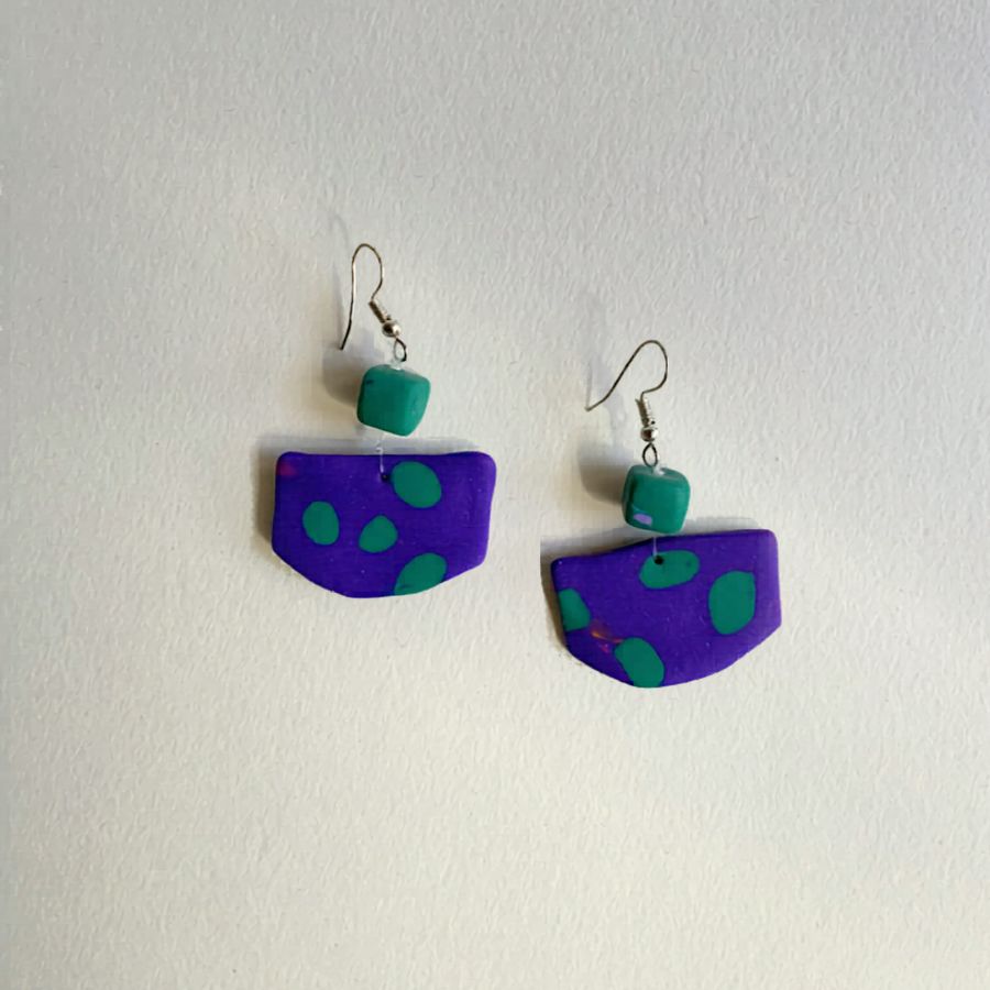 ljubicaste-nausnice-violet-dream-histeria.jpg Ručno rađene naušnice Violet Dream od polimerne gline u tamnoljubičastoj boji.