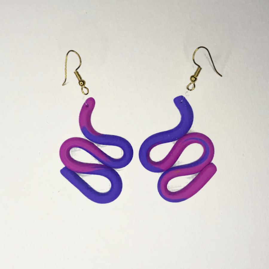 nausnice-snake-polimerna-glina-histeria.jpg Naušnice Snake su ručno izrađene od polimerne gline u ljubičastoj i magenta boji na bijeloj pozadini.