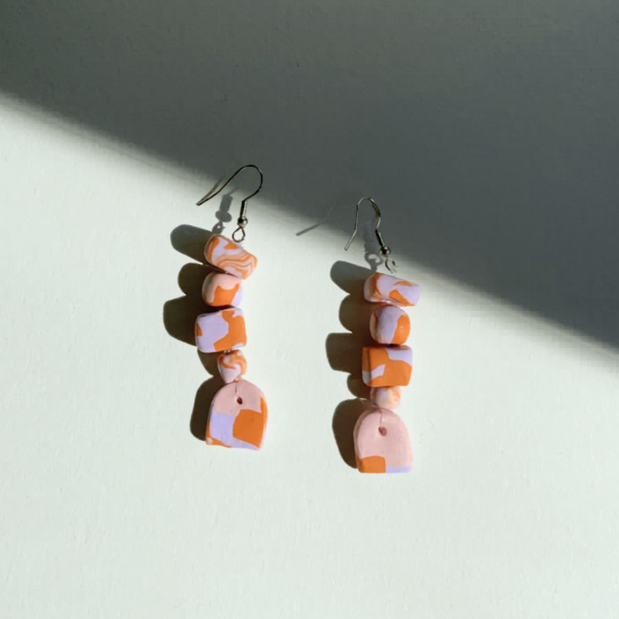 nausnice-tibet-polimerna-glina-histeria-concept.jpg Ručno rađene dugačke naušnice Tibet od polimerne gline s mramornim efektom u breskvastim i ljubičastim tonovima.